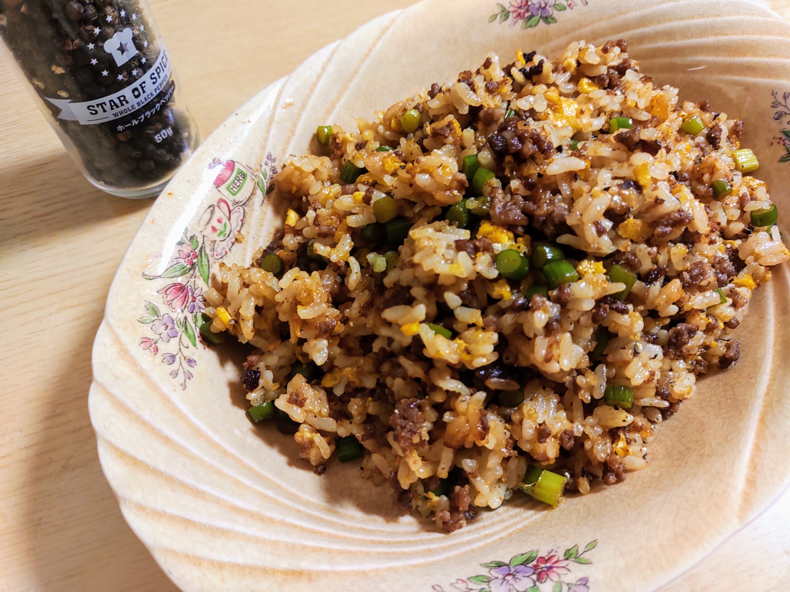 やみつき間違いなし】ひき肉のガーリック炒飯【しっとりパラパラ食感】｜おうちごはんを楽しむブログ